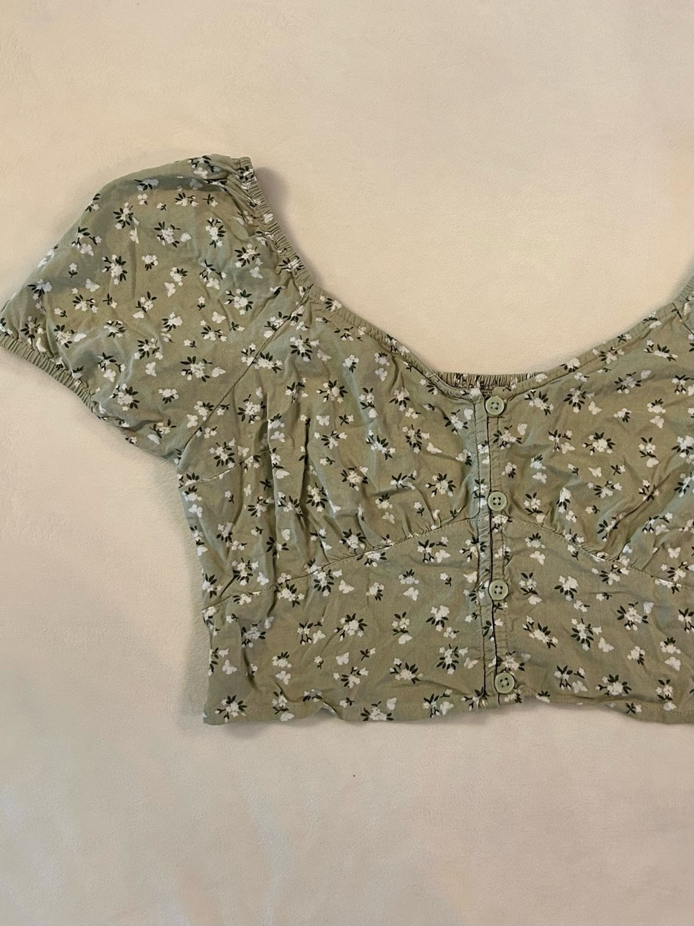 Hollister Sage Green Floral Button-Front Cropped Top with Puff Sleeves